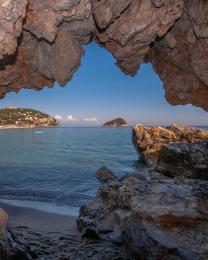 L'isola di Bergeggi incorniciata (Ph: Franco Galatolo)