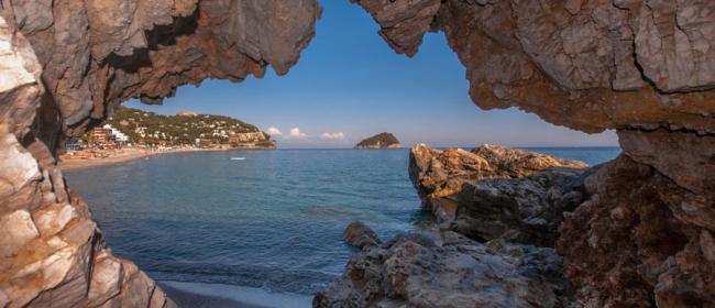 L'isola di Bergeggi incorniciata (Ph: Franco Galatolo)