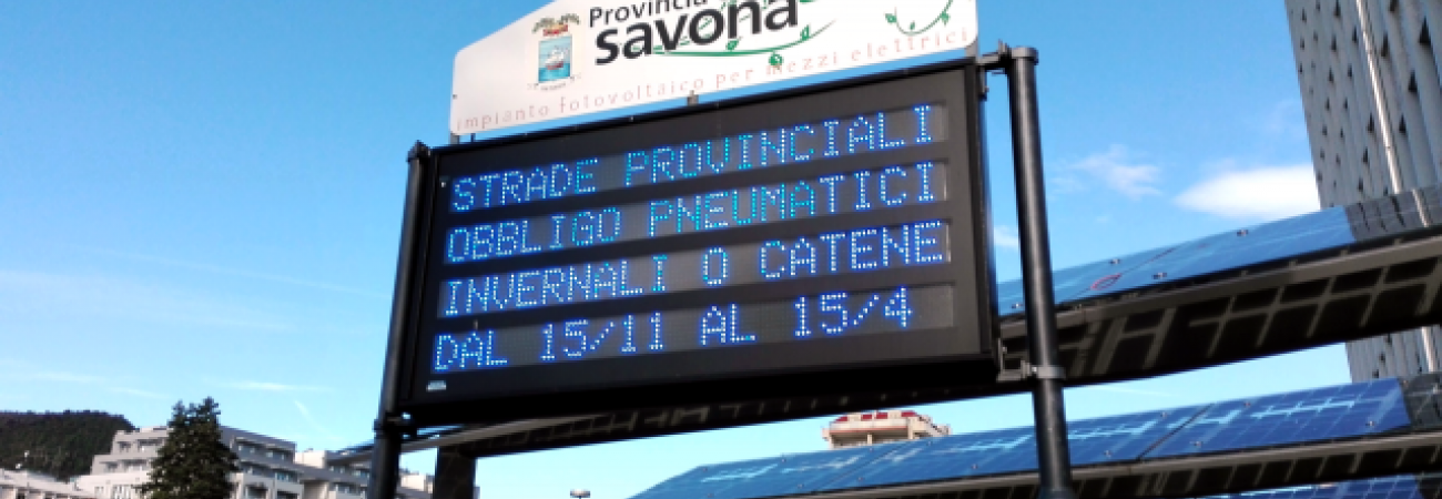 Pannello obbligo di circolazione con pneumatici invernali o catene (Ph: Provincia di Savona) Pannello obbligo di circolazione con pneumatici invernali o catene (Ph: Provincia di Savona)