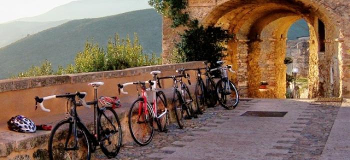 Biciclette a Borgio Verezzi (Ph: Biagio Giordano)