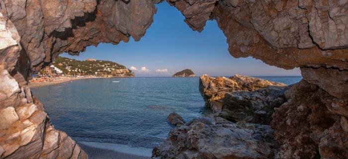 L'isola di Bergeggi incorniciata (Ph: Franco Galatolo)