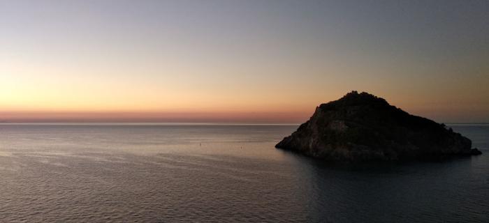 Isola di Bergeggi pronta a salutare il nuovo giorno - 13 settembre ore. 6.46 - (Ph: Marta Berta)