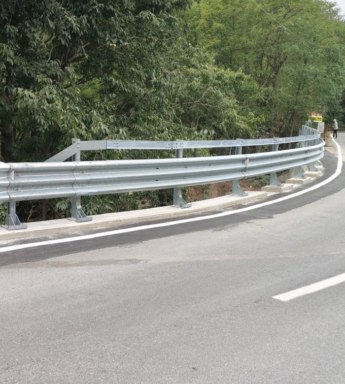 Rialto, concluso con la posa della barriera stradale l’intervento di messa in sicurezza sulla SP 17 Rialto, concluso con la posa della barriera stradale l’intervento di messa in sicurezza sulla SP 17