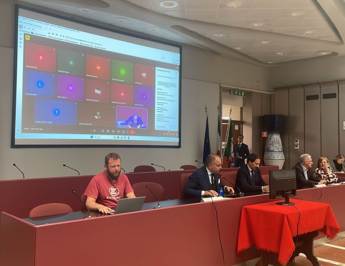 Provincia unita sul fronte educativo: criteri condivisi per la ripartizione dei fondi al personale di supporto agli studenti con disabilità Provincia unita sul fronte educativo: criteri condivisi per la ripartizione dei fondi al personale di supporto agli studenti con disabilità