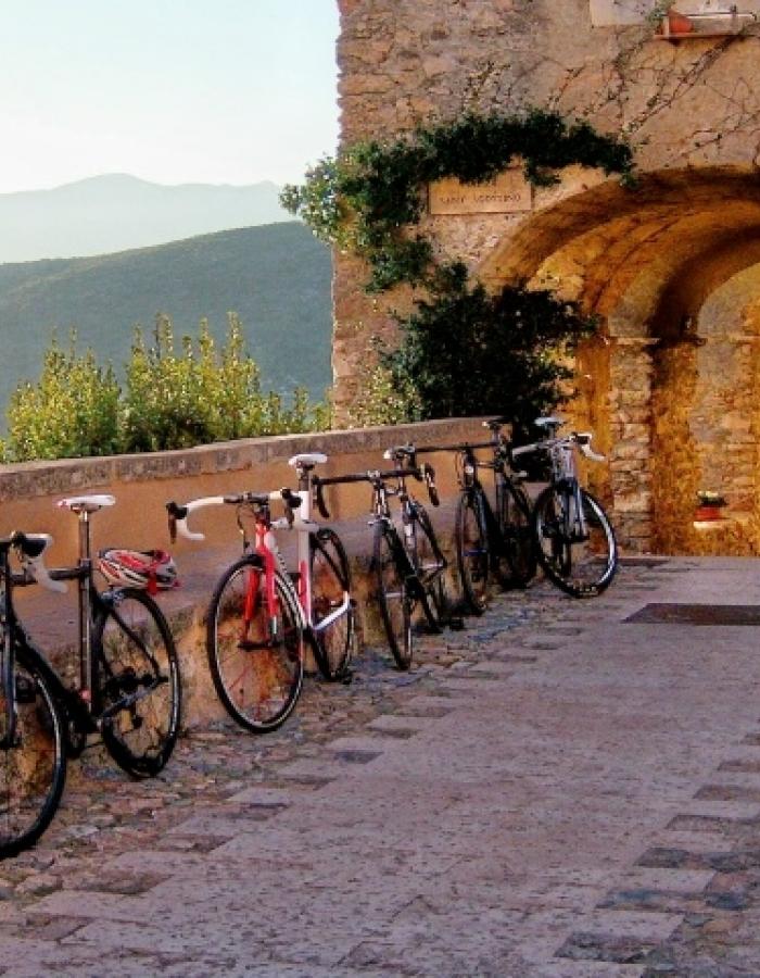 Biciclette a Borgio Verezzi (Ph: Biagio Giordano)