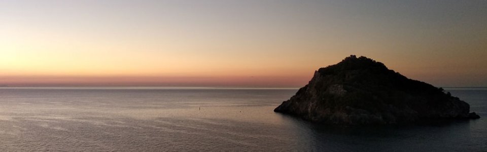 Isola di Bergeggi pronta a salutare il nuovo giorno - 13 settembre ore. 6.46 - (Ph: Marta Berta)